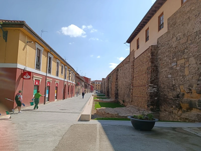 Imágenes de la calle Carreras de León con la muralla vista 4
