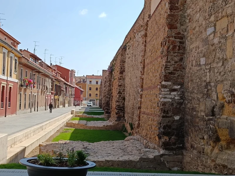 Imágenes de la calle Carreras de León con la muralla vista 6