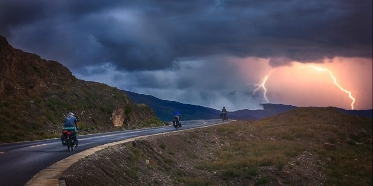 Ciclistas en tormenta