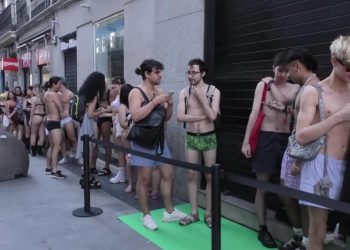 Cola de gente en ropa interior en Madrid