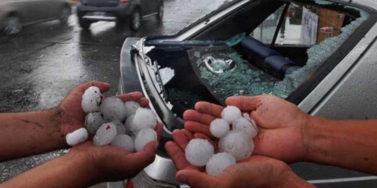 Luna de un coche rota por el granizo