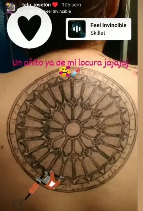 Una chica se tatúa el rosetón de la Catedral de León 1