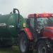 Tractor fumigando la finca