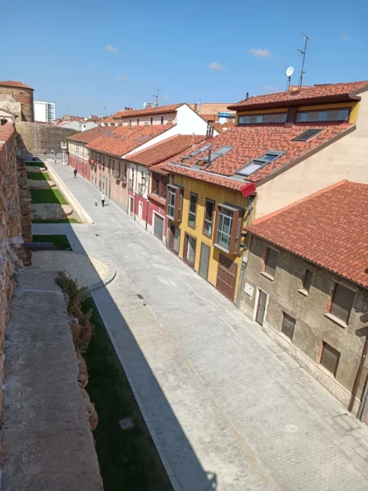 León recupera su muralla tardorromana con la nueva vía peatonal 1