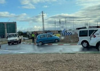 Accidente tras salirse de la rotonda de un polígono