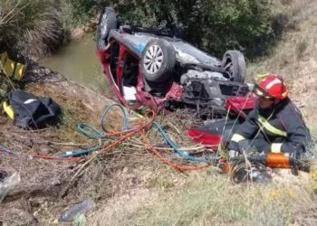 El vehículo siniestrado de la mujer de 72 años que cayo al canal