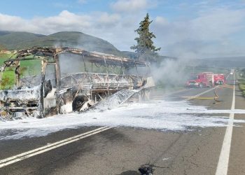 El camión se ha intentado retirar horas más tarde con una grúa especial, pero, dada la gravedad del incendio y que ha calcinado el vehículo, se esperara unos días para su retirada.