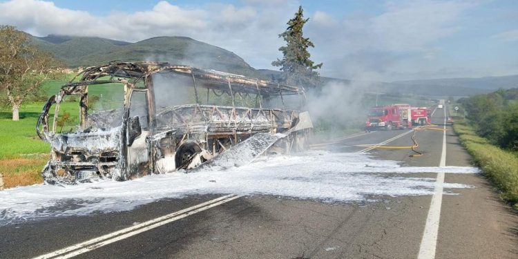 El camión se ha intentado retirar horas más tarde con una grúa especial, pero, dada la gravedad del incendio y que ha calcinado el vehículo, se esperara unos días para su retirada.