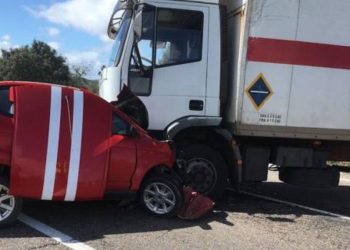 Fuga de una camionera que choca contra un vehículo