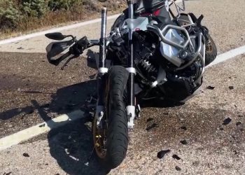 Una mujer y un joven heridos al chocar sus motos