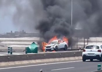 Pánico en la autopista por estar un vehículo ardiendo