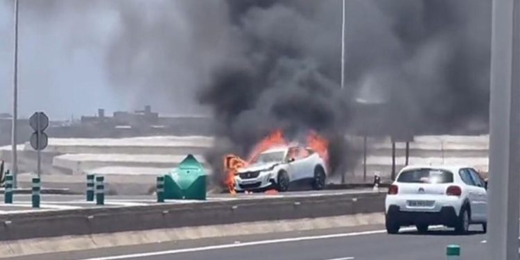 Pánico en la autopista por estar un vehículo ardiendo