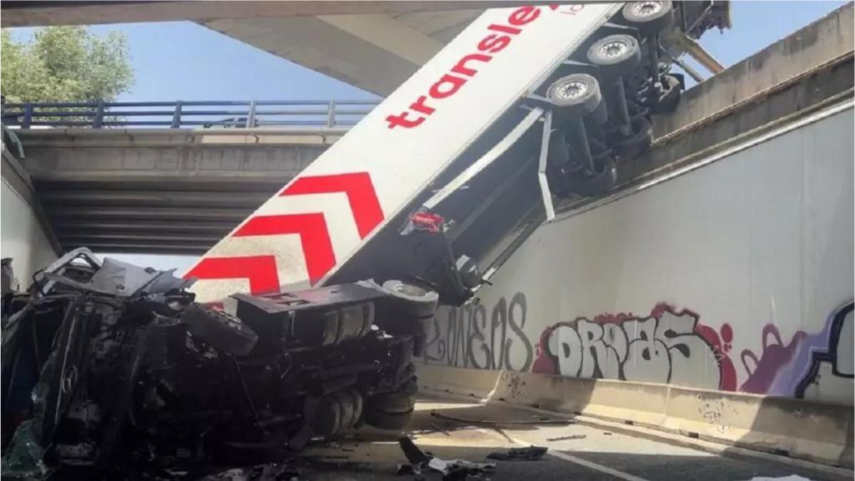 Terrorífico accidente de un camión tras caer desde un puente 1