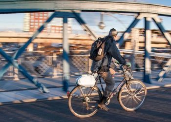 auriculares en bicicleta