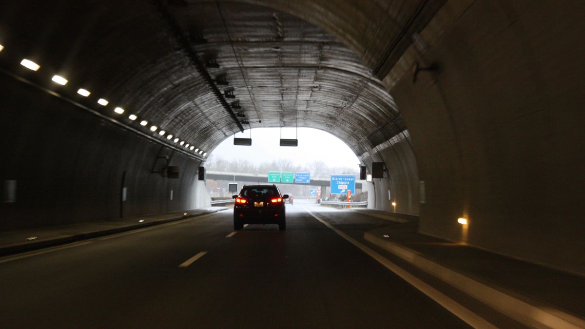 Bestial colisión entre un motorista y un turismo en un túnel 1