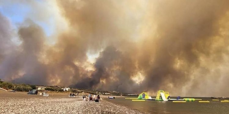 19.000 evacuados en un gran incendio