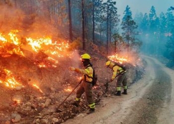 Evacuadas 4.000 personas por un incendio sin control