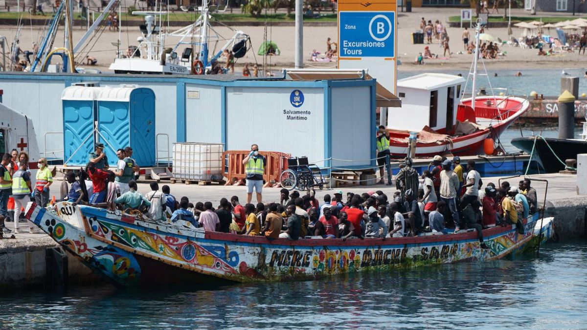 Localizan un cayuco con unas 200 personas a más de 130 kilómetros al sur de Gran Canaria 1