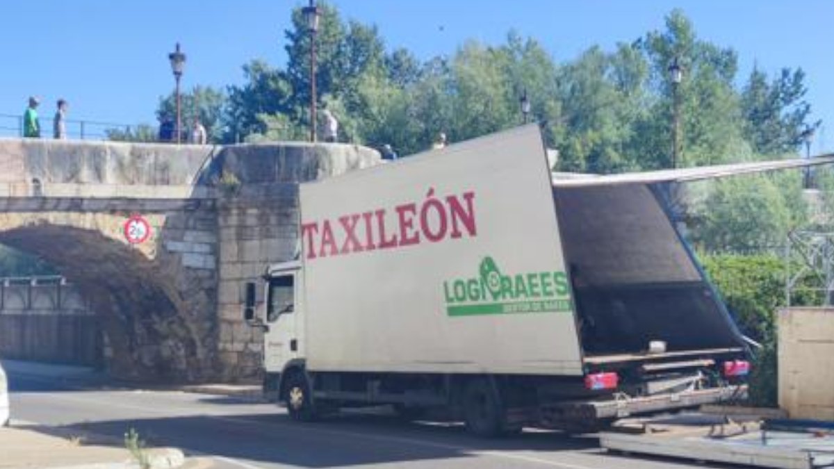 Un nuevo camión se vuelve a empotrar en el puente más peligroso de León 5