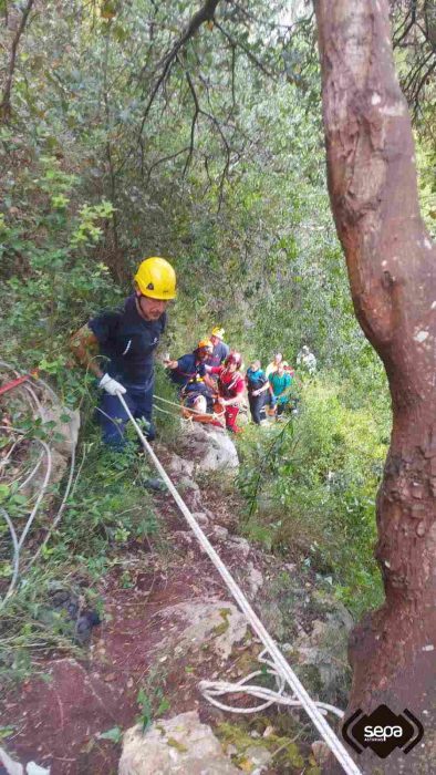 El complicado rescate de un hombre que cayó en una cueva 2