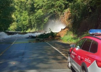 Cortada la carretera por un gran desprendimiento