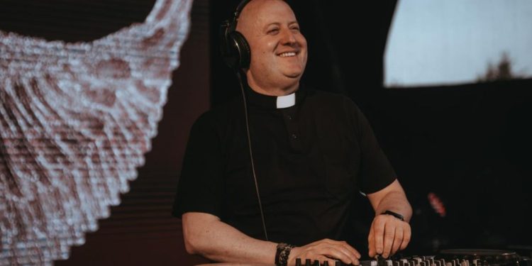 El sacerdote que esta revolucionando las Redes