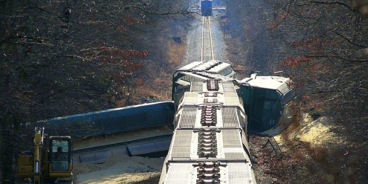 Tremendo descarrilamiento de un tren deja 30 muertos 1