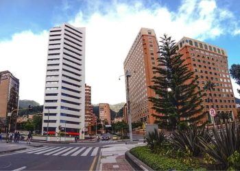 Una mujer se tira desde un séptimo piso tras entrar en pánico 1