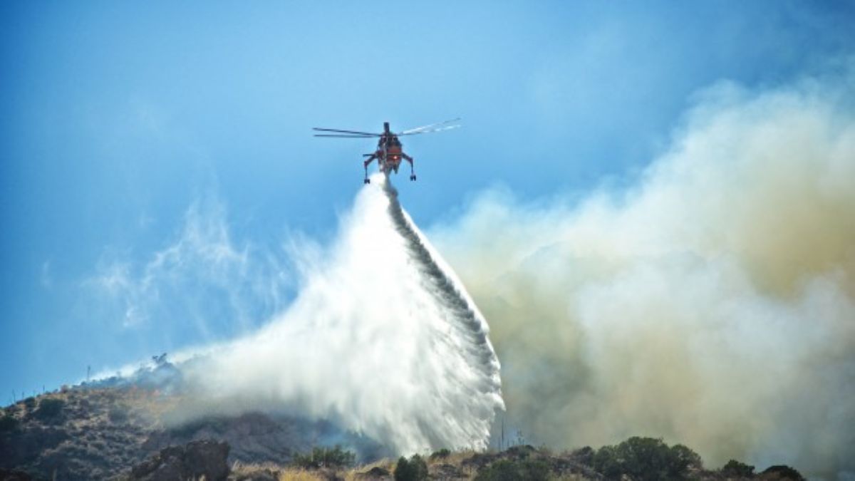 Un hombre apedrea un helicóptero contra incendios en plena maniobra 1