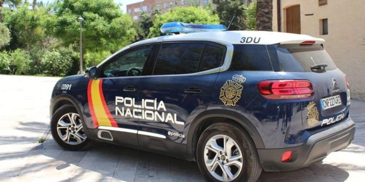 Interceptado un individuo con 2 katanas en la calle