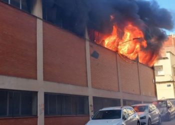 Los Bomberos trabajan en el incendio de una industria