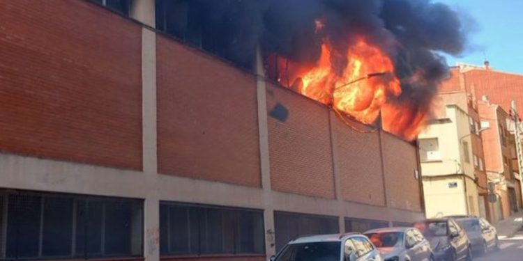 Los Bomberos trabajan en el incendio de una industria