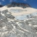 El montañero cae por la ladera y causa un gran susto a sus acompañantes