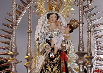 El niño que se alza junto a la virgen