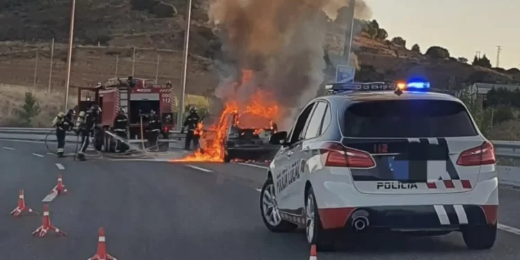 Coche ardiendo en León