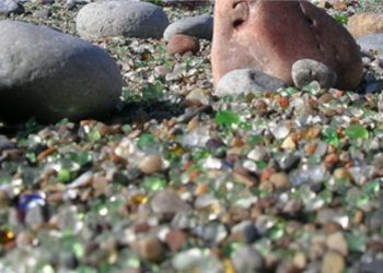 Los cristales de colores sustituyen la arena en esta peculiar playa