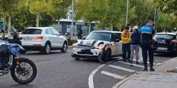 Choca contra un árbol en León