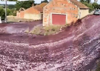 El río de vino tinto que nace en Portugal