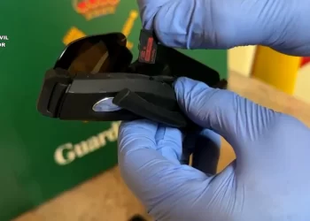 Gafas con tarjeta de memoria incautadas por la Guardia Civil