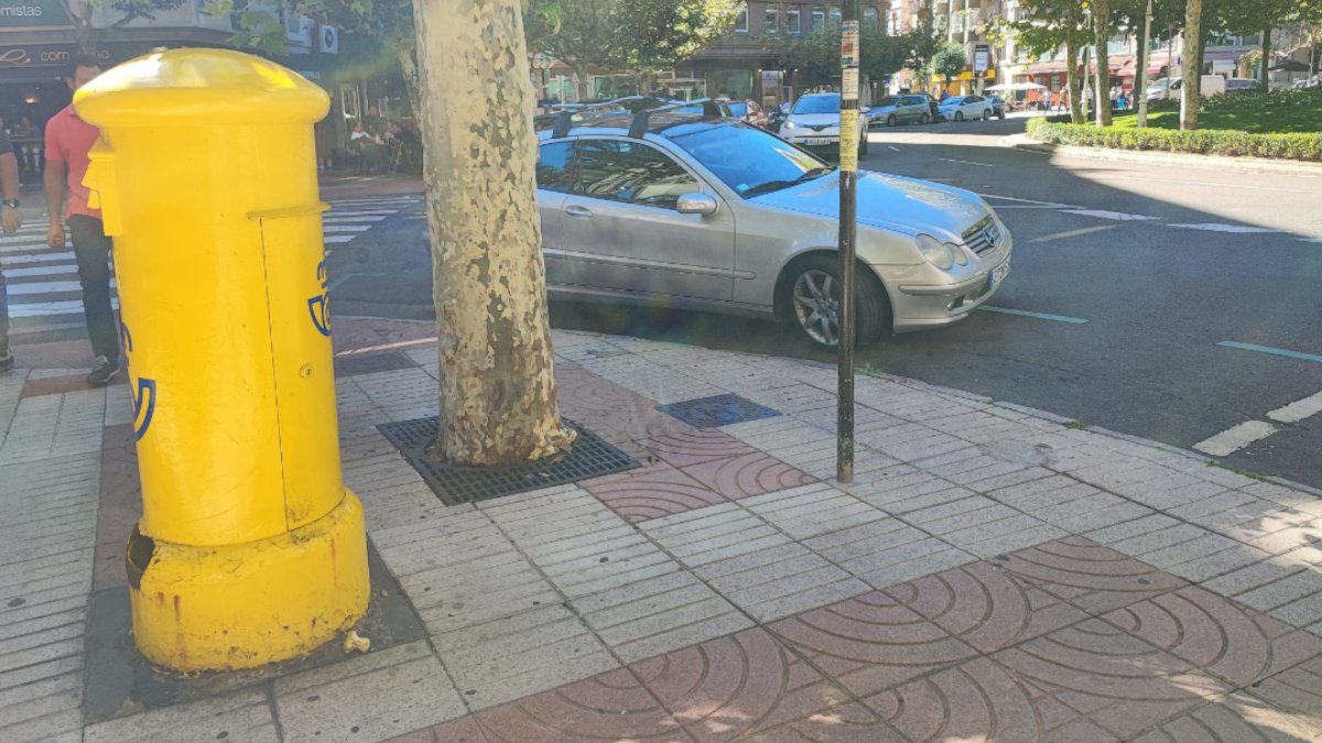 Un buzón "destripado" de Correos en pleno centro de León 2