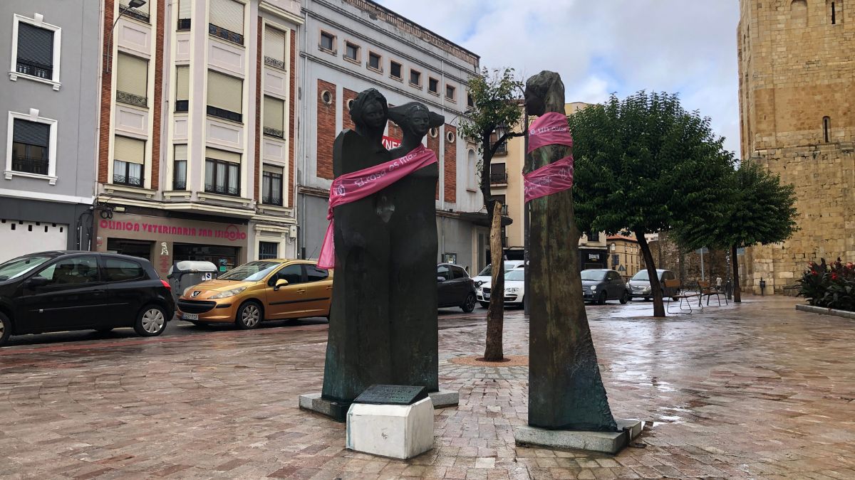 Las estatuas de León se visten de rosa 8