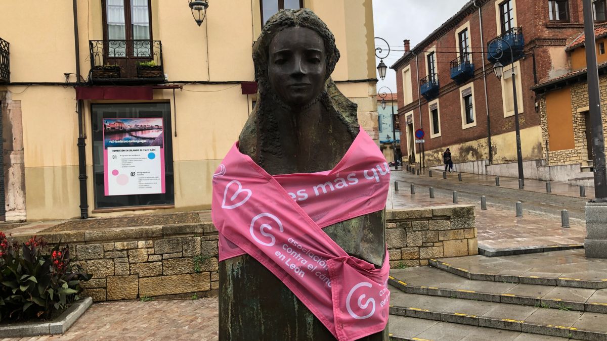 Las estatuas de León se visten de rosa 9