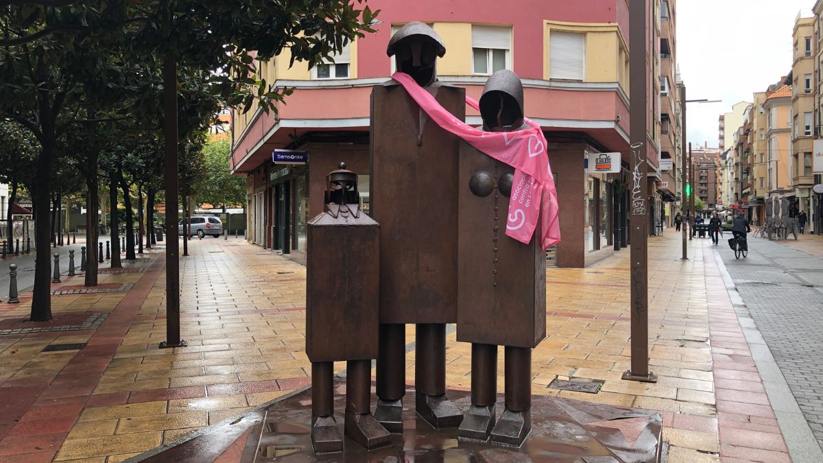Las estatuas de León se visten de rosa 2