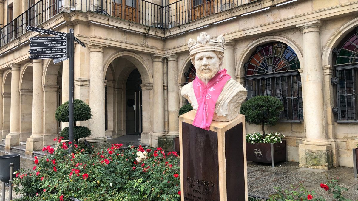 Las estatuas de León se visten de rosa 3