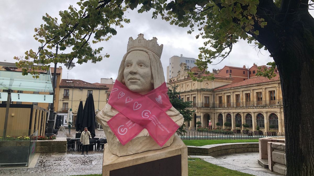 Las estatuas de León se visten de rosa 4