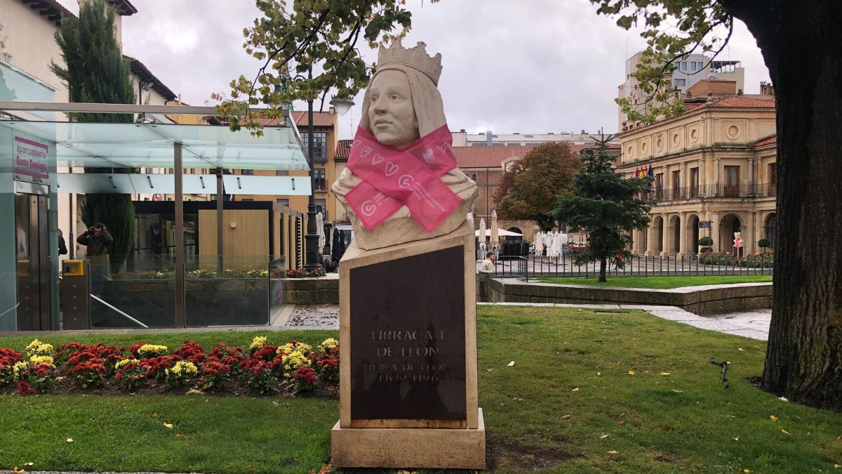 Las estatuas de León se visten de rosa 5