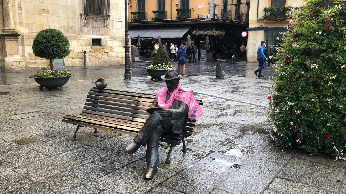 Las estatuas de León se visten de rosa 7
