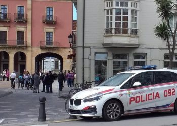 Intentó besar en la boca a dos niños