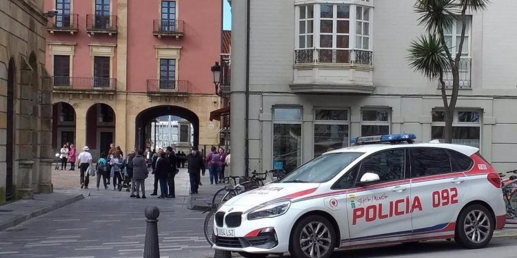 Intentó besar en la boca a dos niños