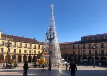 Turnos nocturnos para preparar los adornos navideños en León 4